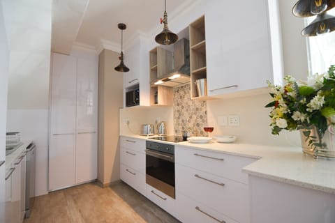 Luxury Apartment, 2 Bedrooms | Private kitchen | Fridge, microwave, oven, stovetop