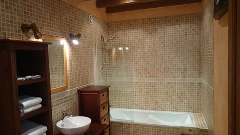 Triple Room, Multiple Beds, Non Smoking | Bathroom | Hair dryer, towels