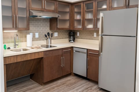 Full-size fridge, microwave, stovetop, dishwasher