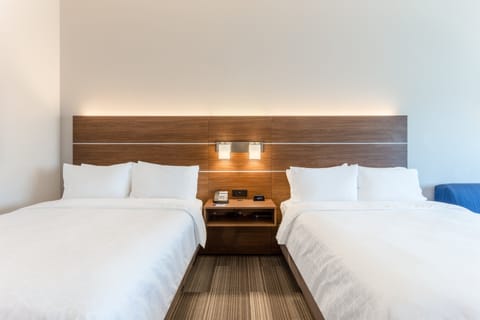 Premium bedding, in-room safe, desk, laptop workspace