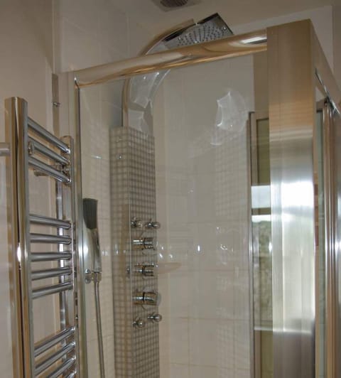 Premium Double or Twin Room | Bathroom shower