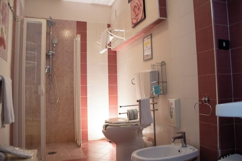 Family Room | Bathroom | Shower, free toiletries, hair dryer, bidet