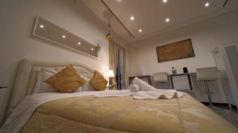 Comfort Suite, 1 Double Bed with Sofa bed, Hot Tub, Garden Area | Free minibar, in-room safe, desk, soundproofing