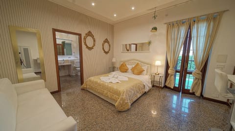 Comfort Suite, 1 Double Bed with Sofa bed, Hot Tub, Garden Area | Free minibar, in-room safe, desk, soundproofing