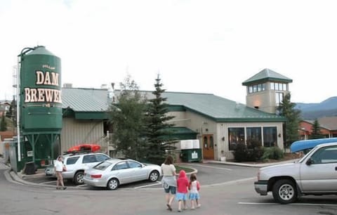 Good food and beer at the Dillon Dam Brewery 5 minutes away.