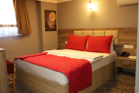 Single Room | Egyptian cotton sheets, premium bedding, memory foam beds, desk