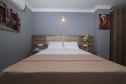 Single Room | Egyptian cotton sheets, premium bedding, memory foam beds, desk