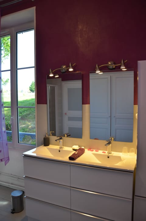 Family Room (Rose) | Bathroom sink