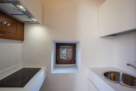 Stovetop, electric kettle, cookware/dishes/utensils