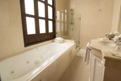 Royal Suite, 1 King Bed with Sofa bed | Bathroom | Combined shower/tub, hydromassage showerhead, free toiletries