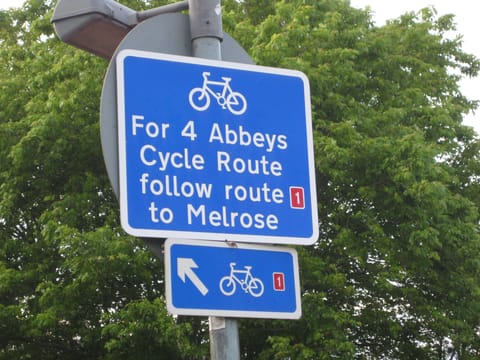 Many cycle routes nearby. 