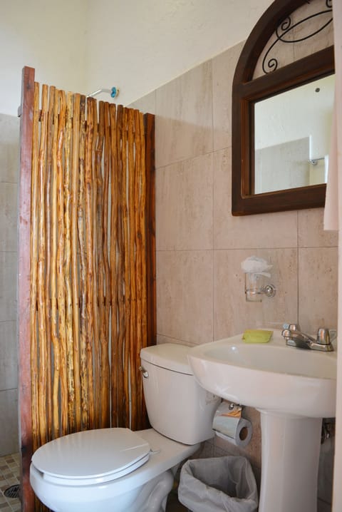Double Room, 1 King Bed | Bathroom | Shower, free toiletries, hair dryer, towels