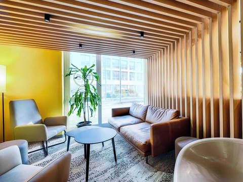 Desk, soundproofing, free WiFi, bed sheets