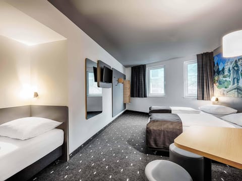 Desk, soundproofing, free WiFi, bed sheets