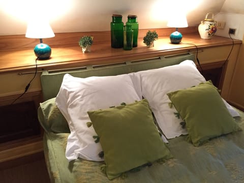 Double Room, 1 Double Bed, Non Smoking | Individually decorated, individually furnished, desk, iron/ironing board