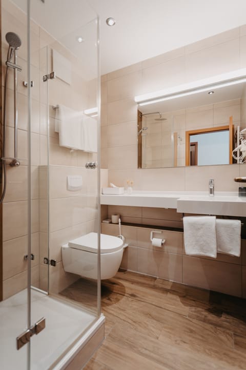 Double Room | Bathroom | Shower, towels