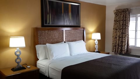 Deluxe Room, 1 King Bed | In-room dining