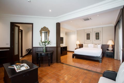 Grand Suite, 1 King Bed, Non Smoking | Premium bedding, pillowtop beds, in-room safe, individually decorated