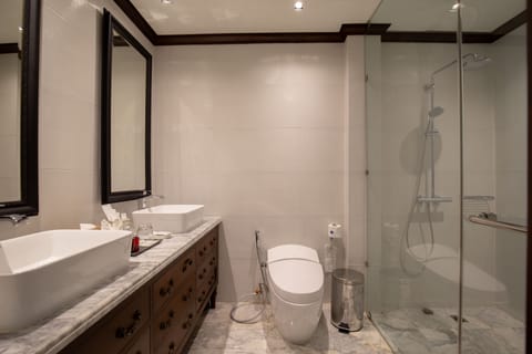 Grand Suite, 1 King Bed, Non Smoking | Bathroom | Shower, rainfall showerhead, designer toiletries, hair dryer
