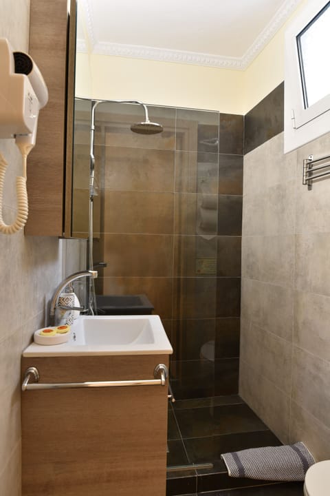 Deluxe Apartment (Apollo) | Bathroom | Shower, rainfall showerhead, free toiletries, hair dryer