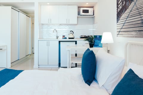 Junior Studio, 1 Queen Bed, Sea View, Sea Facing | Private kitchen | Mini-fridge, microwave, coffee/tea maker, electric kettle