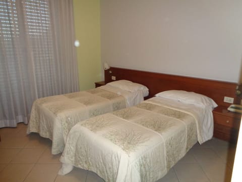 Classic Double or Twin Room | Desk, rollaway beds, bed sheets