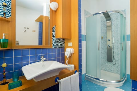 Double or Twin Room, Terrace (Aragonese) | Bathroom | Shower, free toiletries, hair dryer, bidet