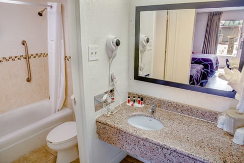 Combined shower/tub, free toiletries, hair dryer, towels