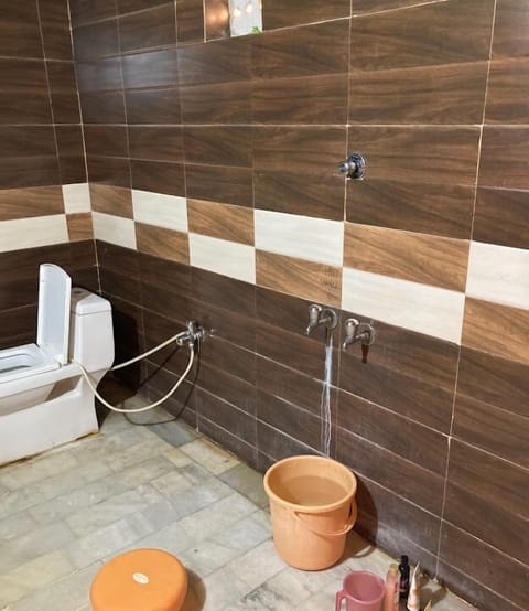 Luxury AC Cottage | Bathroom | Shower, rainfall showerhead, towels