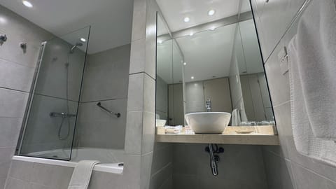 Standard Triple Room | Bathroom | Shower, rainfall showerhead, free toiletries, hair dryer