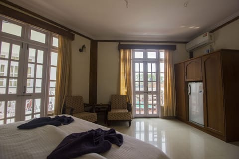 Deluxe Double Room | In-room safe, desk, free WiFi, bed sheets