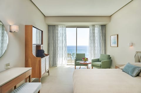 Deluxe Double Room, Sea View | Minibar, in-room safe, desk, soundproofing