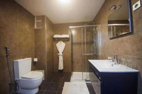 Combined shower/tub, deep soaking tub, free toiletries, slippers