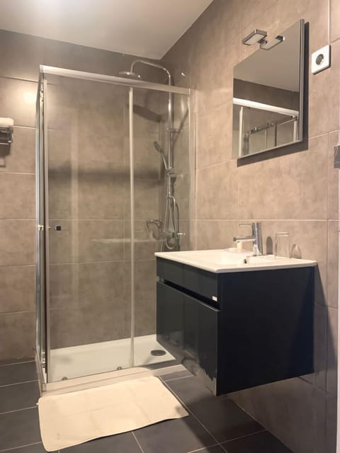 Superior Double Room | Bathroom | Combined shower/tub, deep soaking tub, free toiletries, slippers