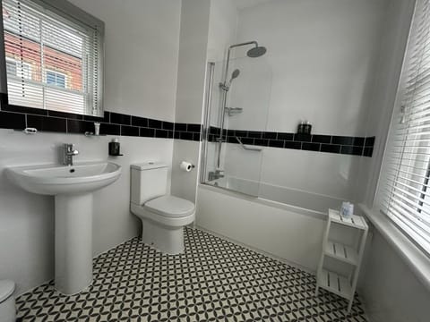 Standard Twin Room, Ensuite | Bathroom | Combined shower/tub, deep soaking tub, eco-friendly toiletries