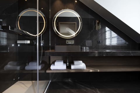 Junior Suite | Bathroom | Shower, rainfall showerhead, designer toiletries, hair dryer