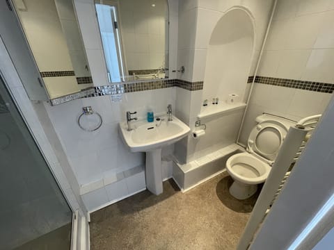 Standard Triple Room, Garden View | Bathroom | Shower, towels