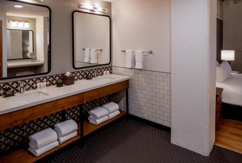 Governor's Suite | Bathroom | Shower, hydromassage showerhead, hair dryer, bathrobes
