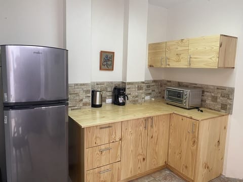 Executive Apartment, 1 Queen Bed, Non Smoking, Mountain View | Private kitchen | Full-size fridge, microwave, oven, stovetop