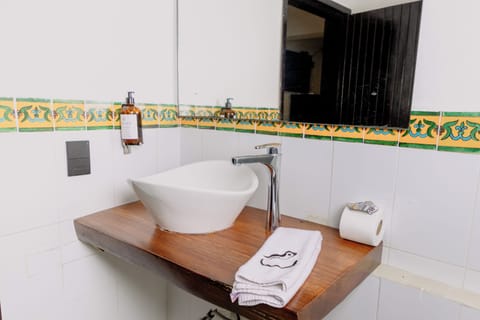 Standard Room, 1 King Bed, Ocean View | Bathroom | Free toiletries, towels, soap, shampoo