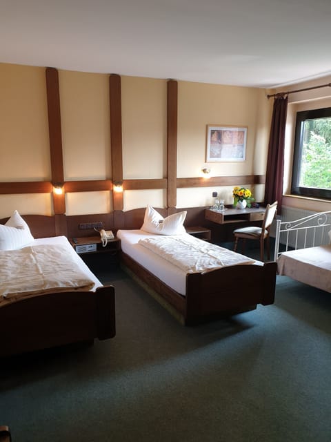 Triple Room | Desk, iron/ironing board, free WiFi, bed sheets