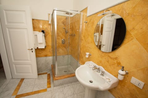 Deluxe Double Room | Bathroom | Shower, free toiletries, hair dryer, slippers