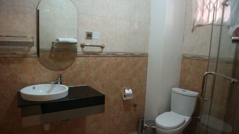 Twin Room, Non Smoking | Bathroom | Combined shower/tub, deep soaking tub, rainfall showerhead