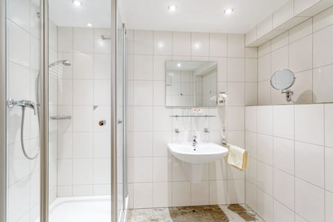 Double Room | Bathroom | Shower, rainfall showerhead, free toiletries, hair dryer