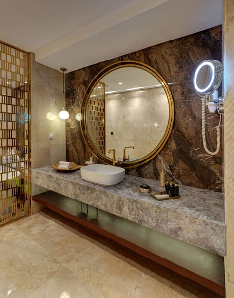 Family Suite | Bathroom | Separate tub and shower, rainfall showerhead, free toiletries