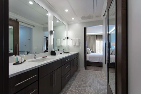 Presidential Suite, 1 King Bed | Bathroom | Free toiletries, hair dryer, towels