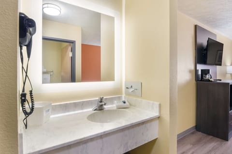 Room, 1 King Bed, Non Smoking | Bathroom | Combined shower/tub, towels