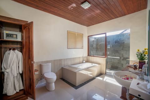 Deluxe Double Room with Bathtub | Bathroom | Separate tub and shower, deep soaking tub, free toiletries, hair dryer
