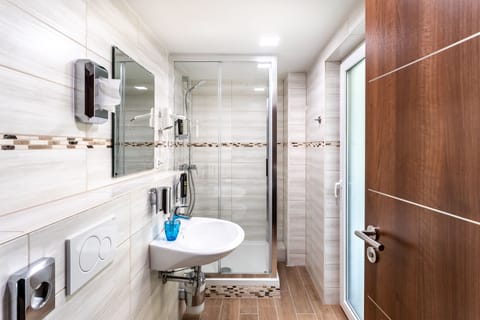 Superior Single Room | Bathroom | Shower, hair dryer, towels