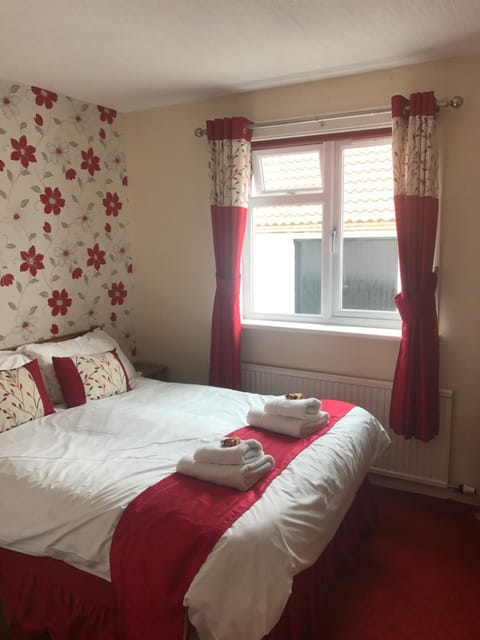 Double Room, Ensuite | Iron/ironing board, cribs/infant beds, free WiFi, bed sheets